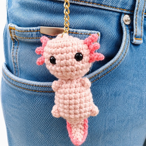 Pletený přívěsek Axolotl – ruční práce